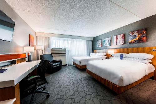 法戈法戈万豪德尔塔酒店的酒店客房配有两张床和一张书桌