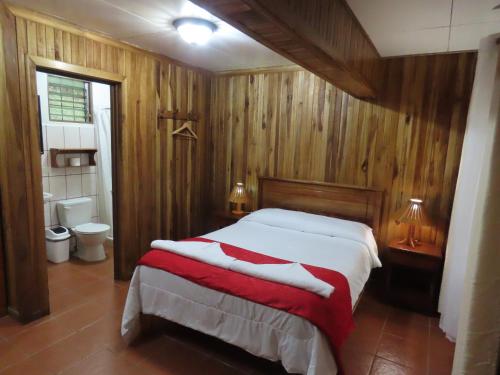 蒙泰韦尔德哥斯达黎加Hospedaje Mariposa的一间带大床的卧室和一间浴室