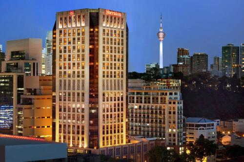 吉隆坡吉隆坡喜来登帝国酒店的夜晚在城市的高楼