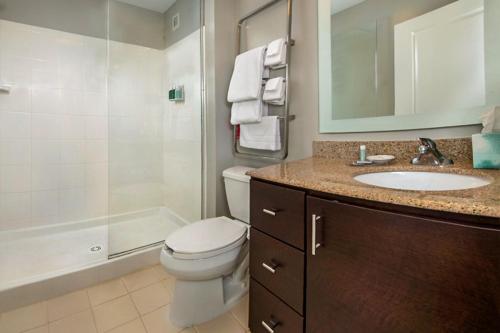 弗雷德里克弗雷德里克万豪广场套房酒店的浴室配有卫生间、盥洗盆和淋浴。