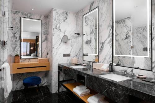 马尼拉Sheraton Manila Hotel的浴室设有2个水槽和2面镜子