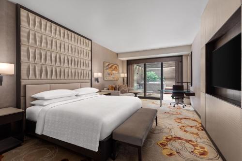 马尼拉Sheraton Manila Hotel的一间卧室配有一张大床和电视