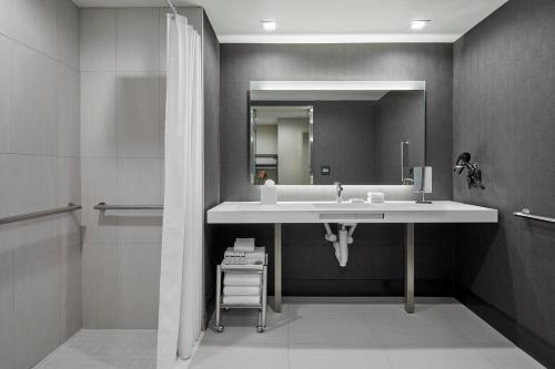 达拉姆AC Hotel by Marriott Durham的一间带水槽和镜子的浴室