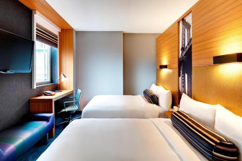 布鲁克林布鲁克林雅乐轩酒店的酒店客房,设有两张床和一张沙发