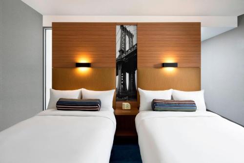 布鲁克林布鲁克林雅乐轩酒店的两张睡床彼此相邻,位于一个房间里