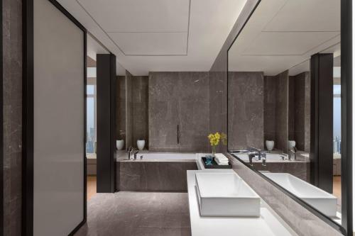 重庆重庆万豪酒店的浴室配有2个盥洗盆和1个浴缸。