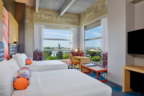 迈阿密迈阿密机场雅乐轩酒店的酒店客房设有两张床和电视。