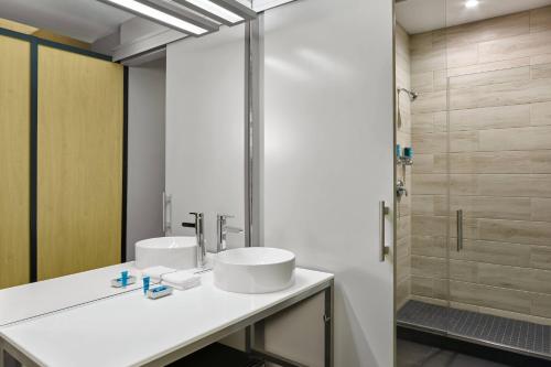 迈阿密迈阿密机场雅乐轩酒店的一间带两个盥洗盆和淋浴的浴室