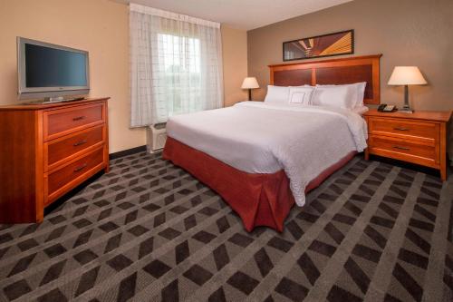 克林顿克林顿联合基地安德鲁斯万豪广场套房酒店的一间卧室配有一张床和一台平面电视