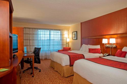 格尔夫海岸海湾畔工艺农场万怡酒店的酒店客房设有两张床和电视。