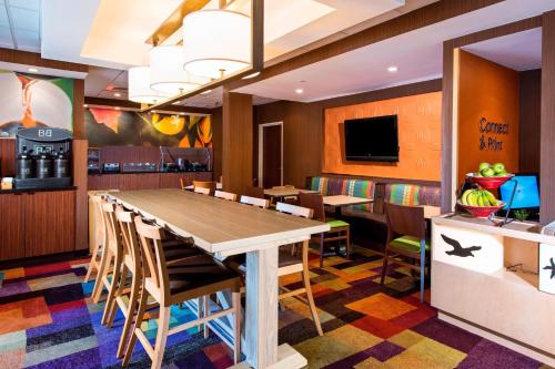 彭萨科拉Fairfield Inn by Marriott Pensacola I-10的一间带桌椅的用餐室