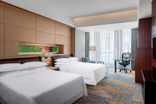 上海上海浦东喜来登由由大酒店及公寓的酒店客房配有两张床和一张书桌