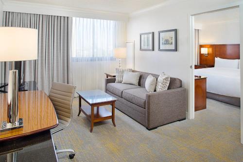 伯班克洛杉矶伯班克机场万豪酒店 的酒店客房设有一张沙发和一张床