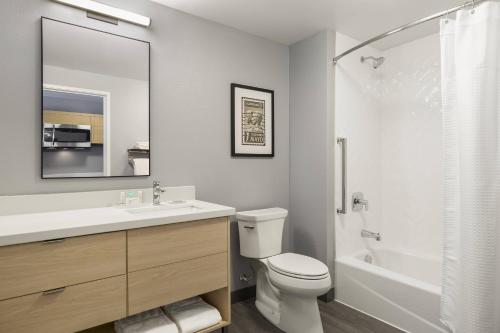 罗切斯特TownePlace Suites By Marriott Rochester Mayo Clinic Area的浴室配有卫生间、盥洗盆和淋浴。