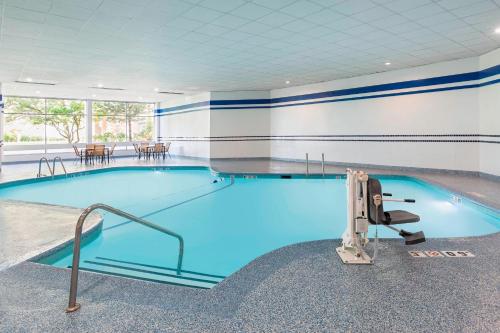 席勒公园芝加哥奥黑尔福朋喜来登酒店的大楼内一个蓝色的大型游泳池