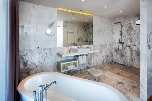布尔诺布尔诺万怡酒店的带浴缸和盥洗盆的浴室