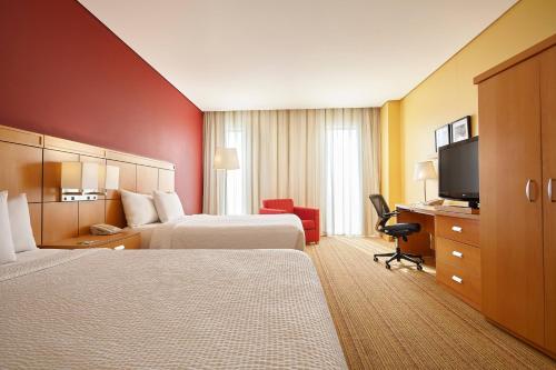 莱昂里昂波利福林万怡酒店的酒店客房设有两张床和一台平面电视。