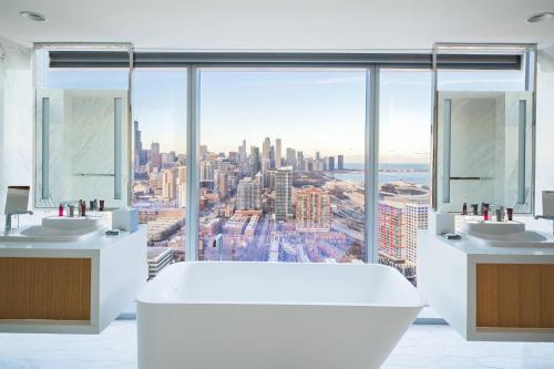芝加哥芝加哥侯爵万豪酒店的一间带两个盥洗盆的浴室和一个大窗户