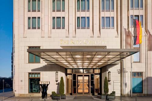 柏林柏灵丽思卡尔顿酒店的享有Rex cinnati大楼的正面景色