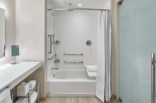 劳德代尔堡AC Hotel by Marriott Fort Lauderdale Beach的白色的浴室设有浴缸和淋浴。