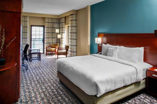 新伯尔尼新伯尔尼万怡酒店的酒店客房设有一张大床和一张书桌。