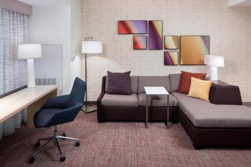 奥兰多奥兰多环球影城万豪酒店的客厅配有沙发和椅子
