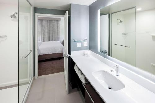 奥兰多奥兰多环球影城万豪酒店的一间带水槽和淋浴的浴室