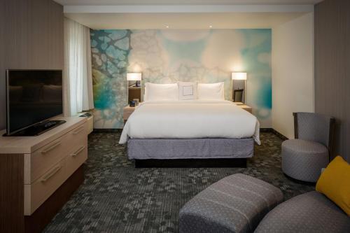 瓦拉瓦拉沃拉沃拉万怡酒店的酒店客房设有一张大床和一台电视。