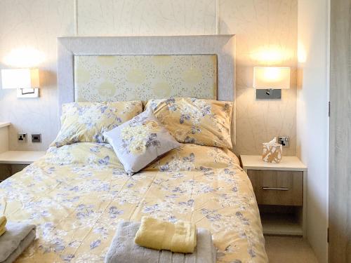 LeanachBallagan Lodge的一间卧室配有一张黄色和蓝色的被子。