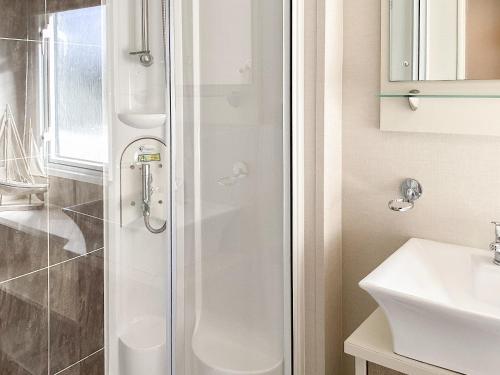 LeanachBallagan Lodge的带淋浴和盥洗盆的浴室