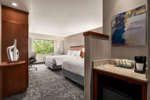 North Wales费城蒙哥马利万怡酒店的酒店客房配有一张床和一个壁炉。
