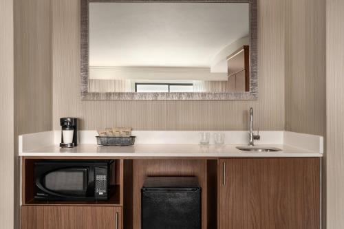 North Wales费城蒙哥马利万怡酒店的厨房配有微波炉、水槽和镜子