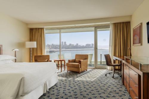 维纳德马喜来登美丽华酒店及会议中心的酒店客房配有一张床,享有水景