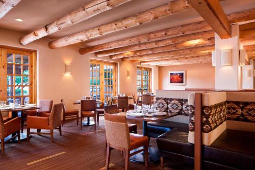 佩吉鲍威尔湖佩奇万怡酒店的餐厅设有木制天花板和桌椅