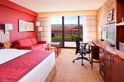 佩吉鲍威尔湖佩奇万怡酒店的酒店客房配有一张床、一张书桌和一台电视。