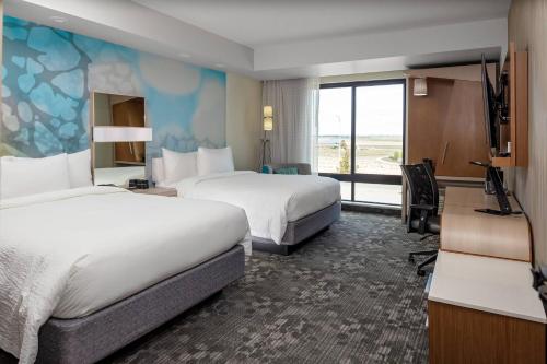 帕斯科Courtyard Pasco Tri-Cities Airport的酒店客房设有两张床和大窗户。