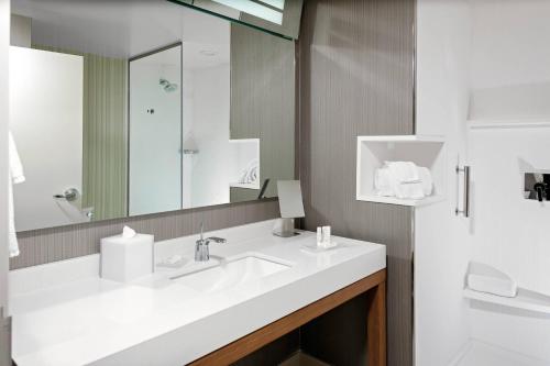 帕斯科Courtyard Pasco Tri-Cities Airport的浴室设有白色水槽和镜子