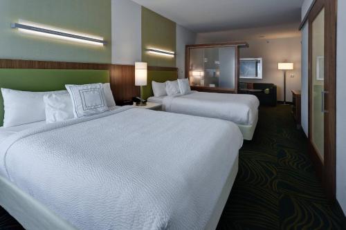 威奇托威奇托机场万豪春季山丘套房酒店的两张位于酒店客房的床,配有两张sidx sidx单人床