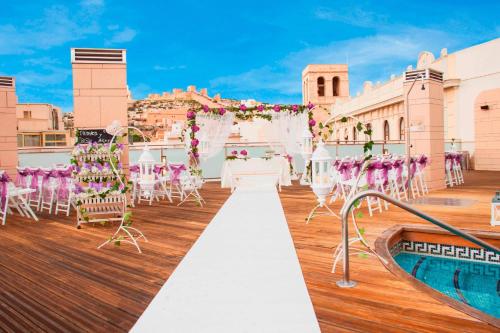 阿尔么丽亚AC Hotel Almería by Marriott的度假村屋顶上的婚礼仪式