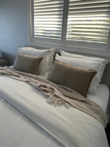 圣殿海岬水上住宿加早餐旅馆的一张带枕头和窗户的大型白色床