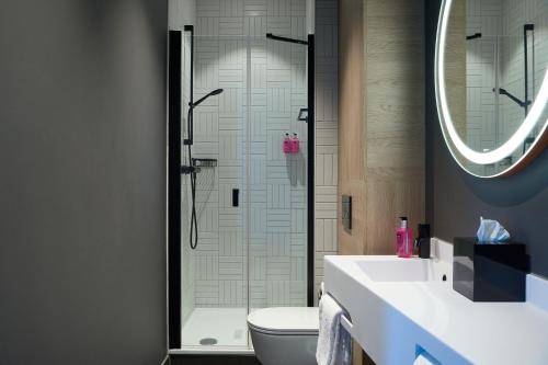 霍夫多普Moxy Amsterdam Schiphol Airport的带淋浴、卫生间和盥洗盆的浴室