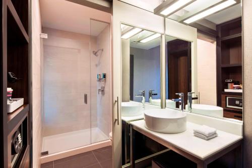波士顿波士顿海港区雅乐轩酒店的一间带两个盥洗盆和淋浴的浴室