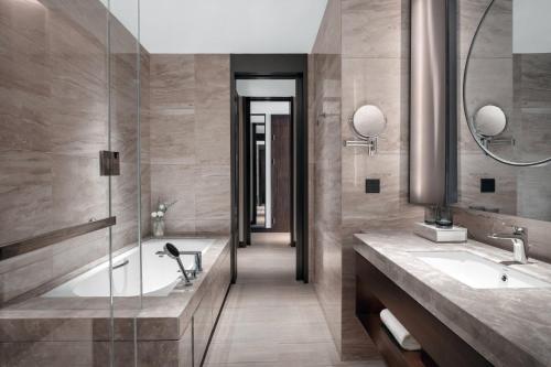苏州苏州合景万怡酒店的浴室配有2个盥洗盆和步入式淋浴间。