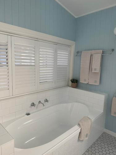 圣殿海岬水上住宿加早餐旅馆的蓝色浴室内设有白色浴缸。