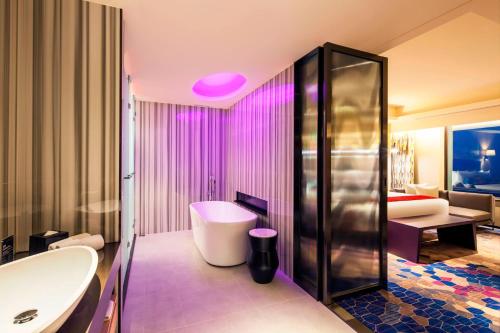 台北台北北投雅乐轩酒店的带浴缸、卫生间和盥洗盆的浴室