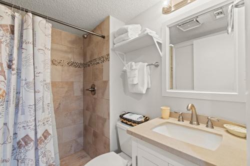 默特尔比奇Cozy & Charming Oceanfront Condo #803 @ Buena Vista的一间带水槽、卫生间和镜子的浴室