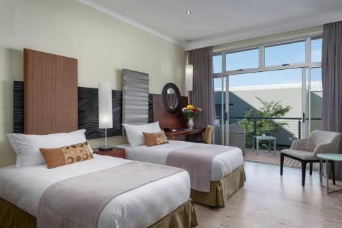 乌平通阿平顿万豪Protea酒店的酒店客房设有两张床和一个阳台。