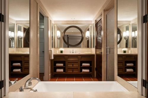 圣巴巴拉圣巴巴拉丽思卡尔顿酒店的一间带浴缸和大镜子的浴室
