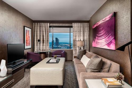 多伦多多伦多港口城堡威斯汀酒店的带沙发和电视的客厅