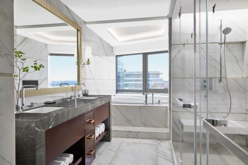 北京北京粤财JW万豪酒店的带淋浴、盥洗盆和浴缸的浴室